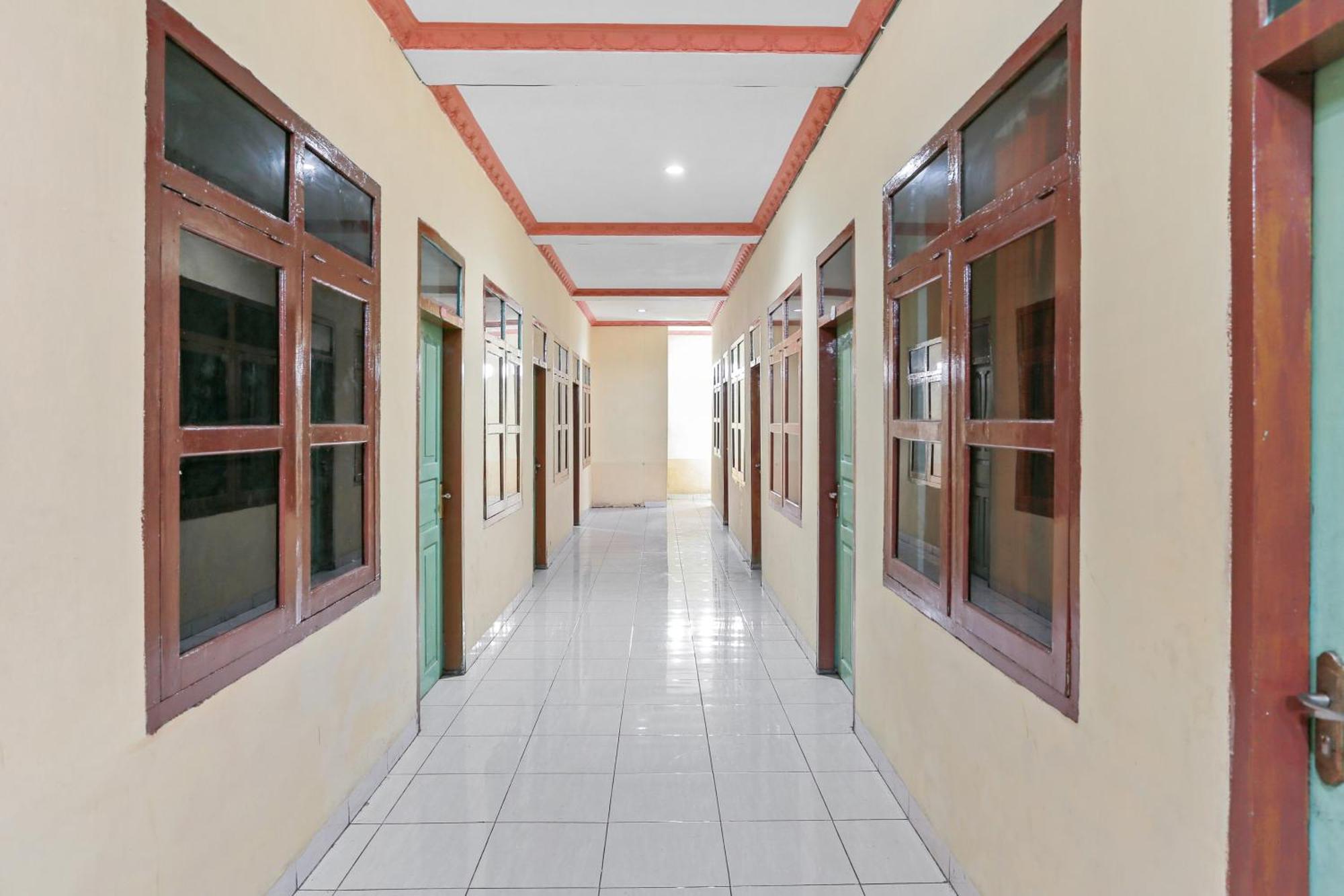 Oyo 93046 Hotel Fortuna Parepare Exterior photo