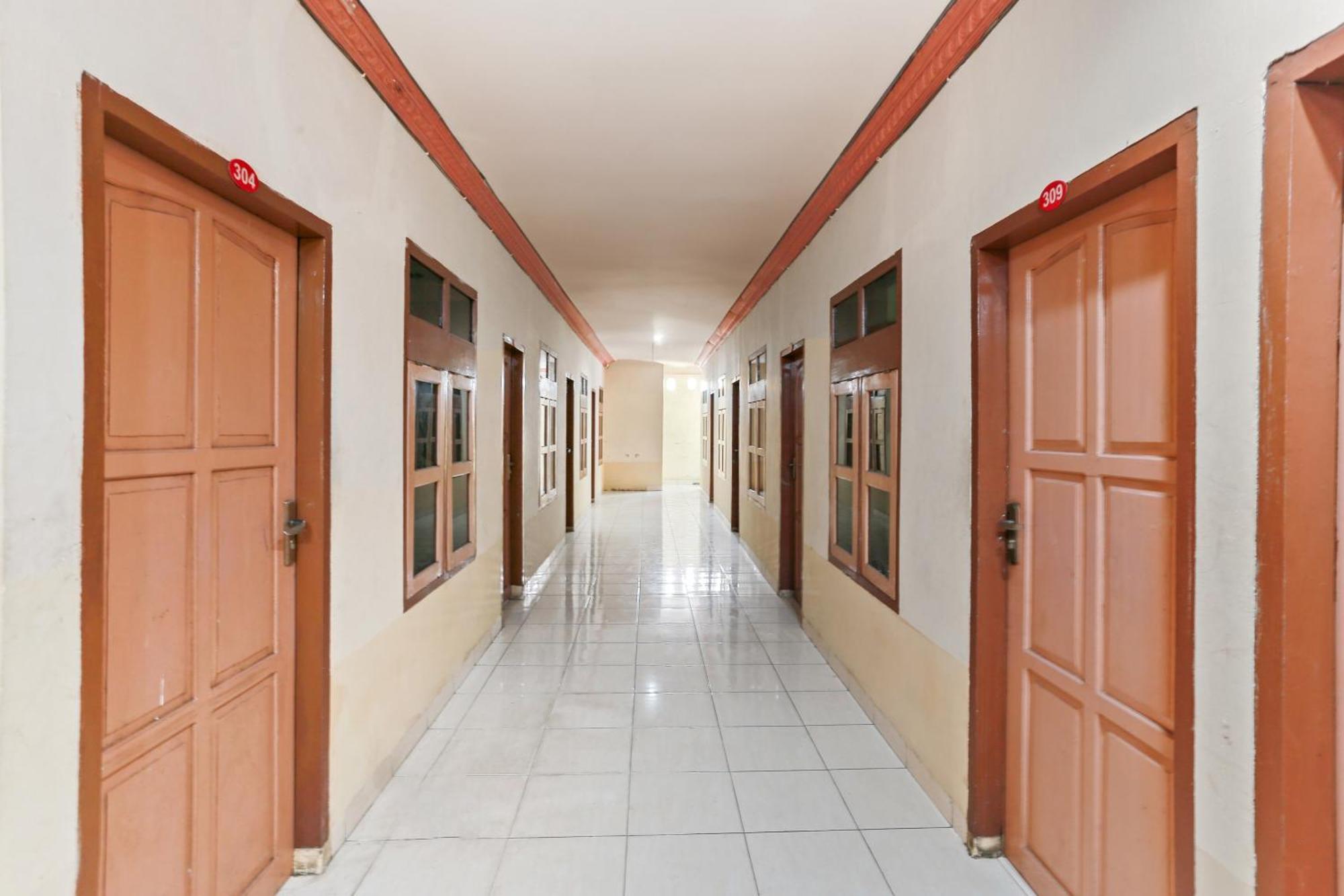 Oyo 93046 Hotel Fortuna Parepare Exterior photo